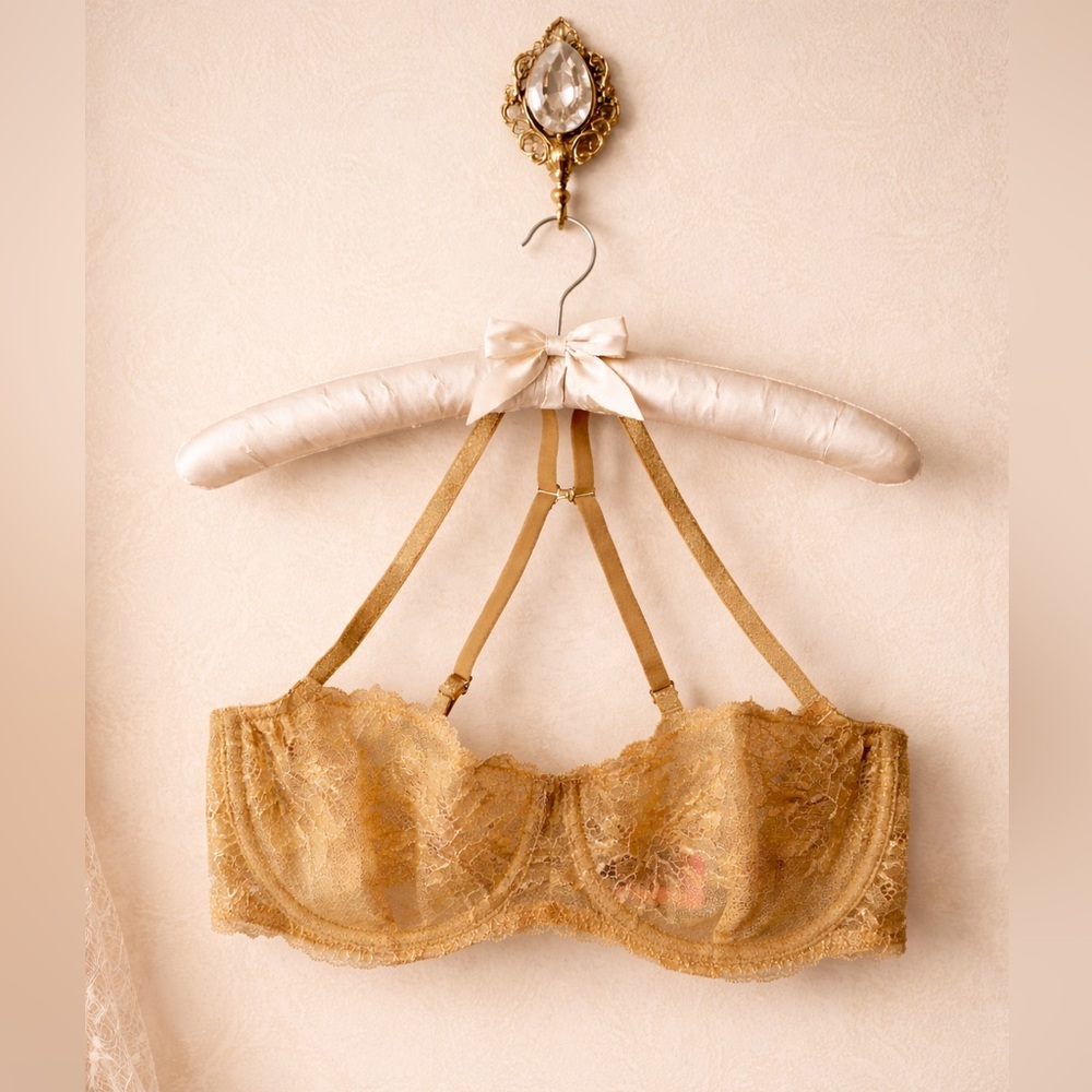 BNWT La SENZA Gold Lace Bra